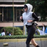 Jaket hoodie, legging, topi, kacamata hitam dan sneakers menjadi fashion item andalan ibu tiga anak ini. Khususnya saat dia ikut dalam event lari marathon. Foto: Instagram/@ollaramlan