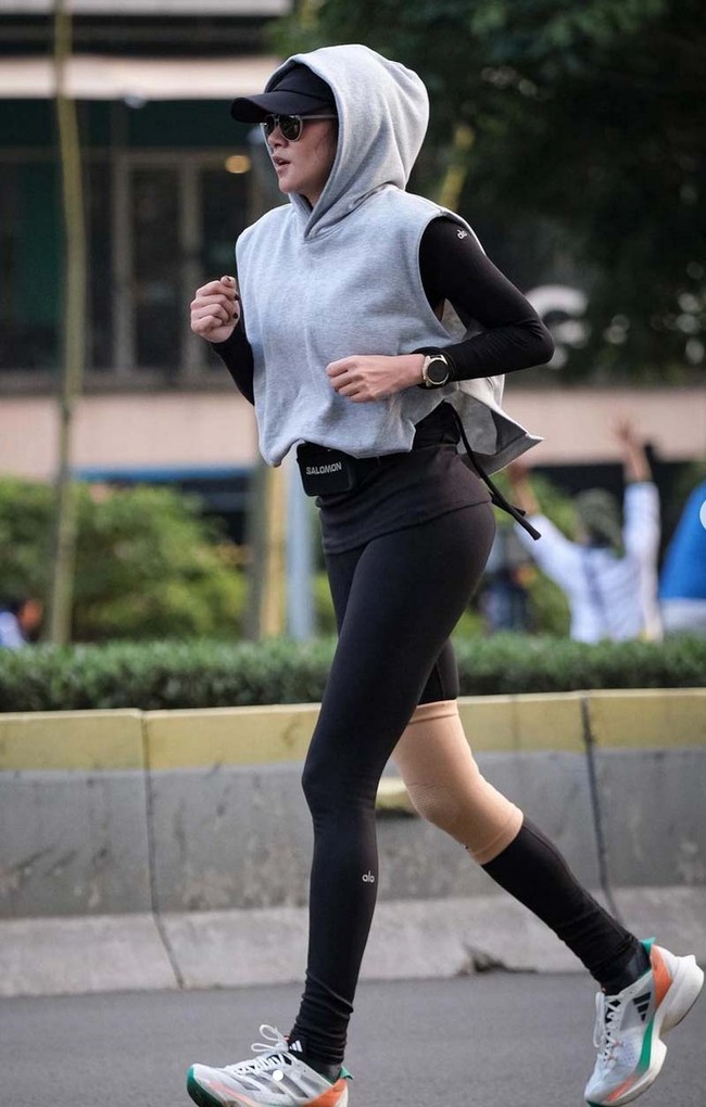 Olla Ramlan diketahui intens olahraga lari dalam tiga bulan terakhir. Dia juga menjaga pola makan dengan mengurangi konsumsi karbohidrat. Foto: Instagram/@ollaramlan