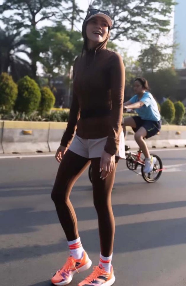 Namun ada pula yang masih nyinyir dan mengritik kalau bentuk kaki Olla Ramlan terlalu kurus. Bahkan ada yang menyebut kakinya mirip kaki kursi. Foto: Instagram/@ollaramlan