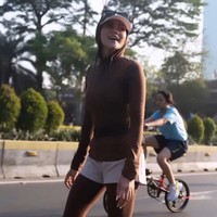 Namun ada pula yang masih nyinyir dan mengritik kalau bentuk kaki Olla Ramlan terlalu kurus. Bahkan ada yang menyebut kakinya mirip kaki kursi. Foto: Instagram/@ollaramlan