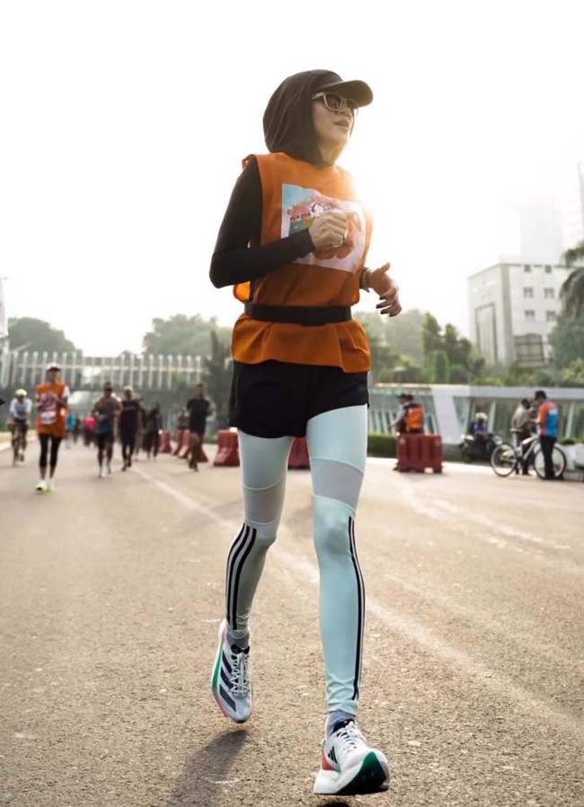 “Seram liat kakinya ahh. Kayak kaki kursi mau patah. Terlalu kerempeng kayak tulang doang. Bagusan dulu agak paket dikit,” tulis salah satu netizen. Foto: Instagram/@ollaramlan