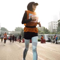 “Seram liat kakinya ahh. Kayak kaki kursi mau patah. Terlalu kerempeng kayak tulang doang. Bagusan dulu agak paket dikit,” tulis salah satu netizen. Foto: Instagram/@ollaramlan