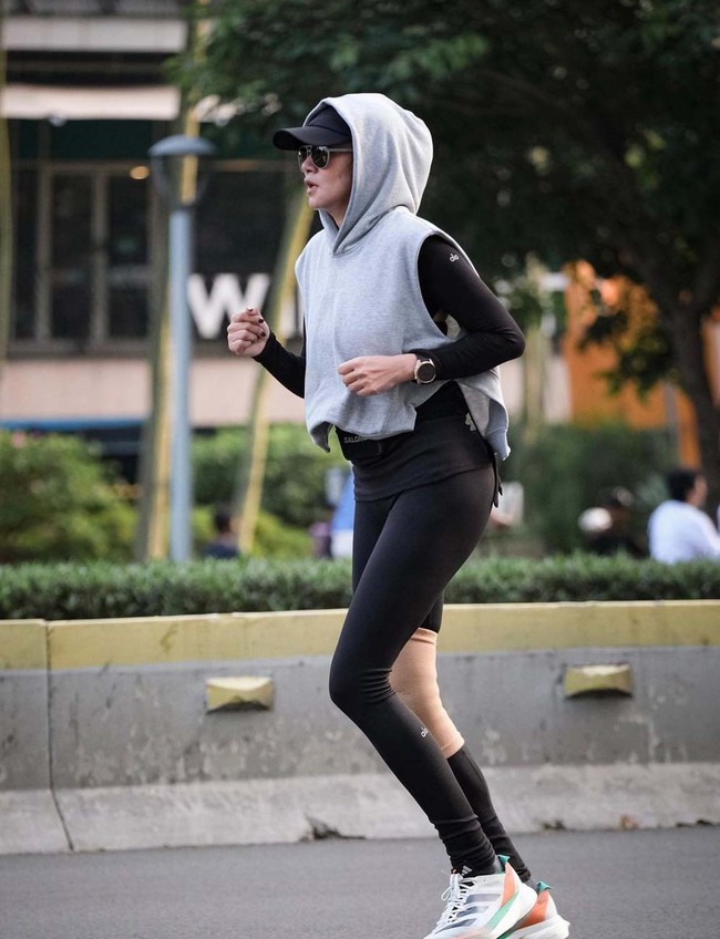 Olla Ramlan sukses menurunkan berat badan hingga 15 kg dengan diet sehat dan olahraga. Lari menjadi salah satu aktivitas fisik favoritnya. Foto: Instagram/@ollaramlan