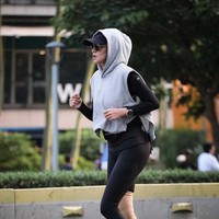 Olla Ramlan sukses menurunkan berat badan hingga 15 kg dengan diet sehat dan olahraga. Lari menjadi salah satu aktivitas fisik favoritnya. Foto: Instagram/@ollaramlan