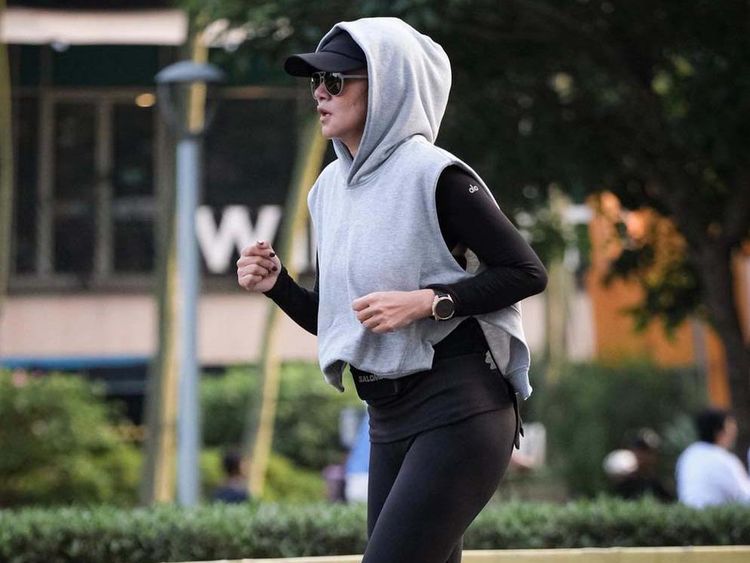 8 Gaya Olla Ramlan Pakai Legging Saat Olahraga Lari, Bentuk Kaki Jadi Sorotan