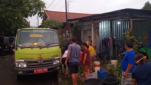 Pelayanan air bersih oleh Perumda Air Minum Klungkung, untuk warga yang terdampak di kawasan Jalan Setyaki, Kota Semarapura, Minggu (9/7/2023). (Istimewa)