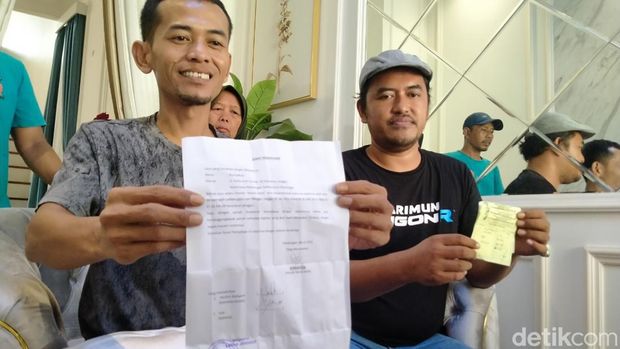 Pembagian udik-udik bos batik Pekalongan berujung rusuh, Minggu (9/7/2023). Akibatnya empat orang pingsan dan pagar Kantor Kelurahan Jenggot jebol.