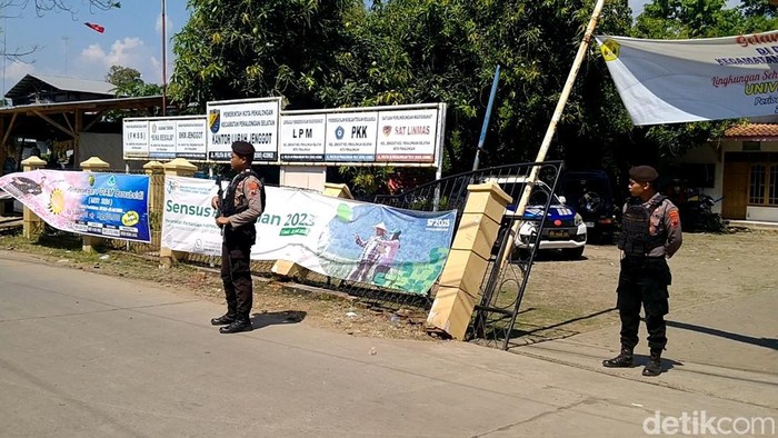 Pembagian udik-udik bos batik Pekalongan berujung rusuh, Minggu (9/7/2023). Akibatnya empat orang pingsan dan pagar Kantor Kelurahan Jenggot jebol.