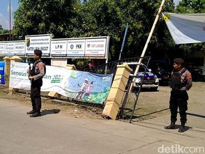 Bos Batik Pekalongan Sebar Duit Puluhan Juta, 4 Orang Pingsan