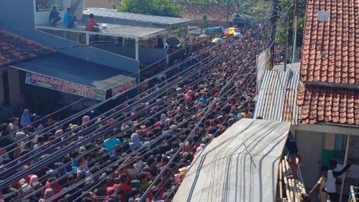 Pembagian udik-udik bos batik Pekalongan diikuti massa hingga ribuan orang, Minggu (9/7/2023). Empat orang dilaporkan pingsan dan pagar Kantor Kelurahan Jenggot jebol.