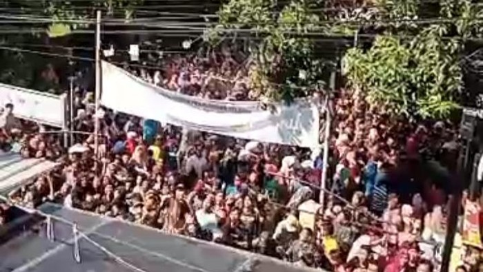 Pembagian udik-udik bos batik Pekalongan diikuti massa hingga ribuan orang, Minggu (9/7/2023). Empat orang dilaporkan pingsan dan pagar Kantor Kelurahan Jenggot jebol.