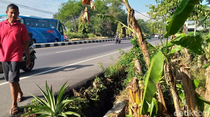 Penampakan selokan lokasi pemotor tewas di Delanggu, Klaten. Foto diunggah Minggu (9/7/2023).