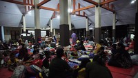 Sedikitnya 1.038 orang mengungsi akibat banjir lahar dingin Semeru. 