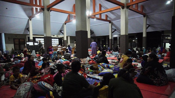 Warga terdampak tanah longsor dan banjir lahar hujan Gunung Semeru mengungsi di Balai Desa Jarit, Candipuro, Lumajang, Jawa Timur, Sabtu (8/7/2023). Sedikitnya 1.038 orang mengungsi yang tersebar di 18 titik pengungsian. ANTARA FOTO/Irfan Sumanjaya/nz