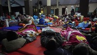 Mereka tersebar di 18 titik pengungsian. 