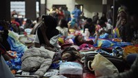 Warga terdampak tanah longsor dan banjir lahar dingin Gunung Semeru mengungsi di Balai Desa Jarit, Candipuro, Lumajang, Jawa Timur, Sabtu (8/7/2023). 