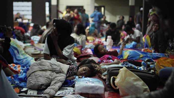 Warga terdampak tanah longsor dan banjir lahar hujan Gunung Semeru mengungsi di Balai Desa Jarit, Candipuro, Lumajang, Jawa Timur, Sabtu (8/7/2023). Sedikitnya 1.038 orang mengungsi yang tersebar di 18 titik pengungsian. ANTARA FOTO/Irfan Sumanjaya/nz