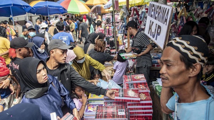 Penjualan perlengkapan sekolah Calon pembeli memilih alat perlengkapan sekolah di Pasar Pagi Asemka, Jakarta, Minggu (9/7/2023). Menurut sejumlah pedagang penjualan berbagai perlengkapan sekolah menjelang tahun ajaran 2023/2024 mengalami peningkatan 70 persen dibandingkan tahun ajaran sebelumnya dengan harga jual mulai Rp38 ribu hingga Rp58 ribu. ANTARA FOTO/Muhammad Adimaja/tom.