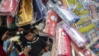 Berbagai perlengkapan sekolah ini dijual dengan harga mulai Rp 38 ribu hingga Rp 58 ribu. 
