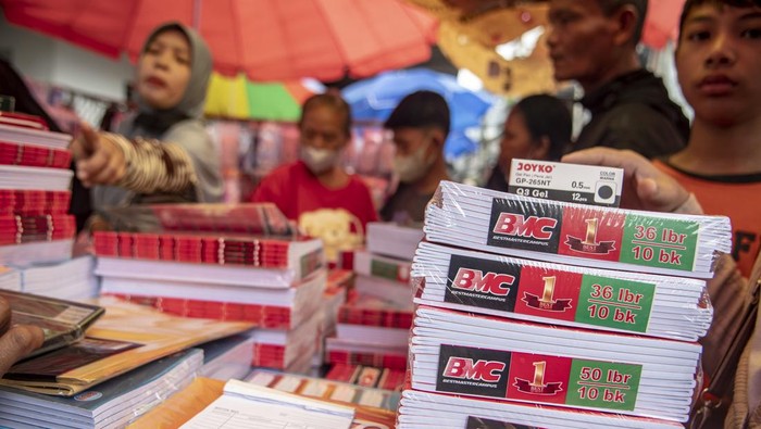 Calon pembeli memilih alat perlengkapan sekolah di Pasar Pagi Asemka, Jakarta, Minggu (9/7/2023). Menurut sejumlah pedagang penjualan berbagai perlengkapan sekolah menjelang tahun ajaran 2023/2024 mengalami peningkatan 70 persen dibandingkan tahun ajaran sebelumnya dengan harga jual mulai Rp38 ribu hingga Rp58 ribu. ANTARA FOTO/Muhammad Adimaja/tom.