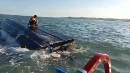 Petugas Balawista Gianyar saat menyelamatkan penumpang perahu kargo yang terbalik saat berlayar menuju Nusa Lembongan, Minggu sore (9/7/2023). (Foto: Istimewa)