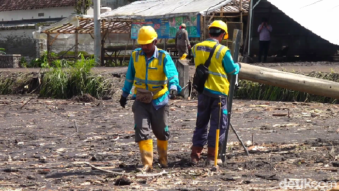 Petugas gabungan PLN memperbaiki jaringan listrik