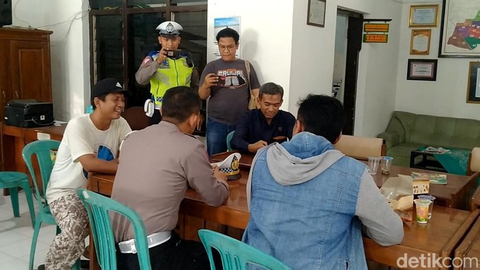Polisi meminta keterangan bos batik Pekalongan Ramadhan yang sebar duit puluhan juta di Kantor Kelurahan Jenggot, Pekalongan, Minggu (9/7/2023).