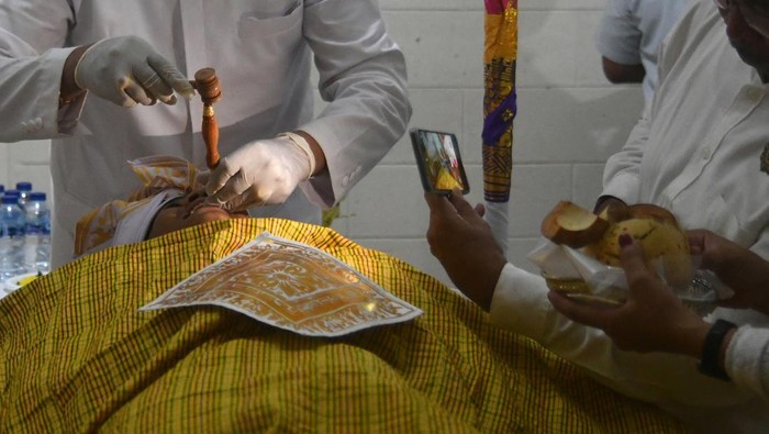 Seorang remaja mengikuti prosesi potong gigi (Mepandes) Banjar Suka Duka Hindu Dharma Bogor 2023 di Pasraman Pura Giri Kusuma, Kota Bogor, Jawa Barat, Minggu (9/7/2023). Prosesi potong gigi yang diikuti 70 remaja umat Hindu itu bertujuan menyeimbangkan kehidupan dengan menghilangkan enam sifat buruk dalam diri manusia serta sebagai simbol memasuki usia dewasa. ANTARA FOTO/Arif Firmansyah/Spt.