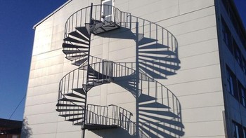 Bayangan memberi kesan tangga yang melingkar tanpa batas. (Foto: Boredpanda)  