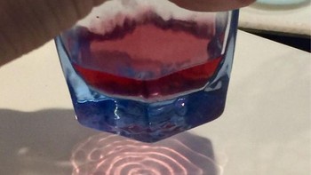 Bayangan gelas berisi air jus ini menghasilkan gambar bunga mawar. (Foto: Boredpanda)