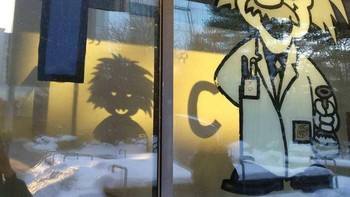 Bayangan stiker Einsten yang bikin seram. (Foto: Boredpanda)