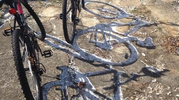 Lelehan salju yanng mengikuti bentuk bayangan benda. (Foto: Boredpanda)  