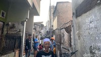 Terlihat atap yang hangus terbakar hingga tembok rumah yang runtuh. Beberapa warga mulai kembali ke rumah untuk mengecek kondisinya (Devi Puspitasari/detikcom)