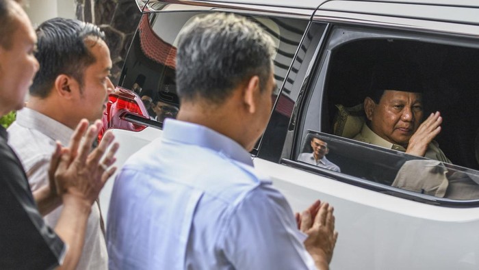 Prabowo Subianto kunjungi rumah Muhaimin Iskandar Ketua Umum Partai Gerindra Prabowo Subianto (kanan) berada didalam mobil usai menggelar pertemuan dengan Ketua Umum Partai Kebangkitan Bangsa (PKB) di kawasan Widya Chandra, Jakarta, Minggu (9/7/2023). Prabowo Subianto berkunjung ke rumah Muhaimin Iskandar dalam rangka silaturahmi sekaligus membicarakan perihal koalisi. ANTARA FOTO/Galih Pradipta/Spt.