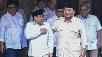 Ketua Umum Partai Gerindra Prabowo Subianto (kanan) berbincang dengan Ketua Umum Partai Kebangkitan Bangsa (PKB) Muhaimin Iskandar (kiri) usai menggelar pertemuan di kawasan Widya Chandra, Jakarta, Minggu (9/7/2023). 
