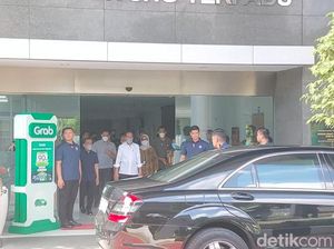 Jokowi Jenguk Cak Nun di RSUP Dr Sardjito Jogja