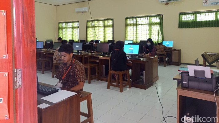 Ratusan siswa di Blitar tak dapat seragam gratis