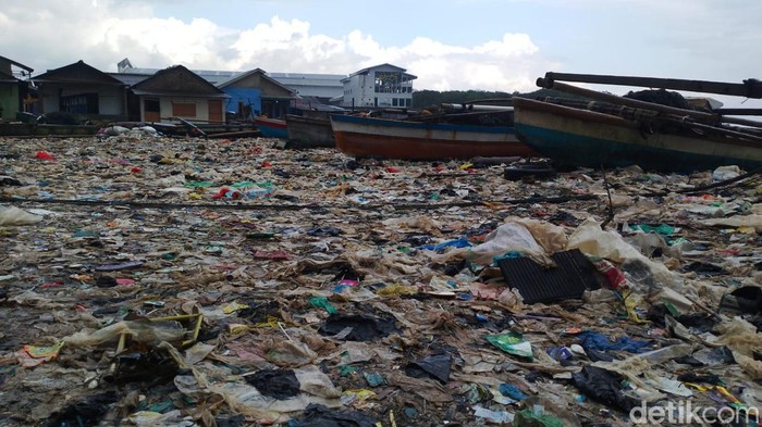 Sampah berserakan mengotori bibir Pantai Sukaraja Sampah berserakan mengotori bibir Pantai Sukaraja