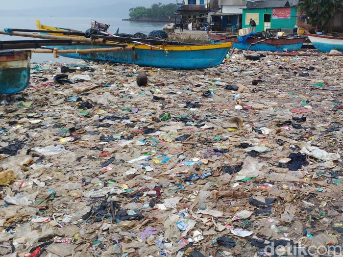 Sampah di Pantai Sukaraja sudah menumpuk bertahun-tahun