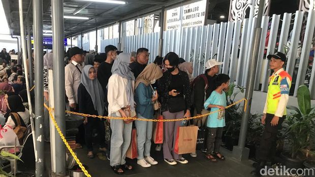 Suasana antrean KRL Jogja-Solo di Stasiun Tugu, Minggu (9/7/2023) sore. Tenda yang dibangun agar penumpang tak kehujanan pun penuh calon penumpang.