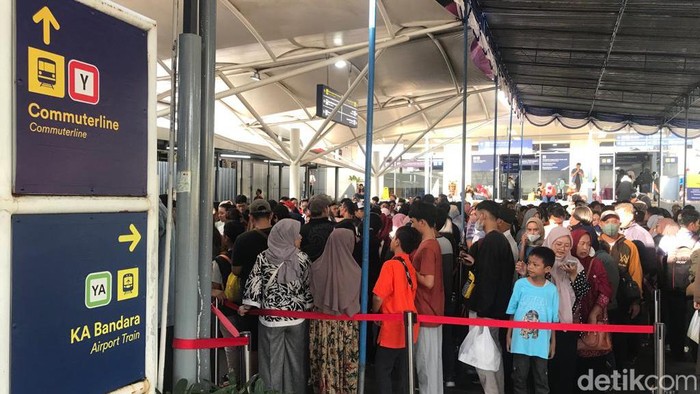 Suasana antrean KRL Jogja-Solo di Stasiun Tugu, Minggu (9/7/2023) sore. Tenda yang dibangun agar penumpang tak kehujanan pun penuh calon penumpang.