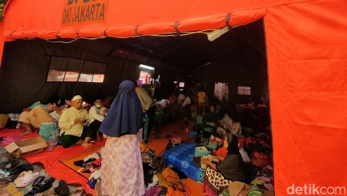 Suasana di pengungsian di RPTRA Kebon Sawo, Setiabudi, Jaksel, Minggu (9/7/2023). (Dwi R/detikcom)