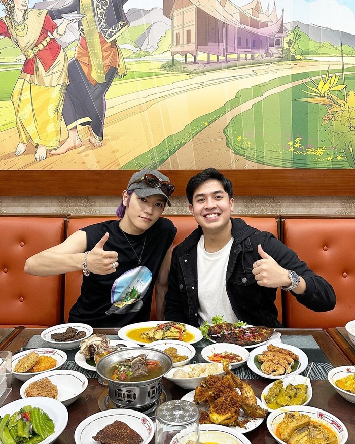Taeyong NCT makan nasi Padang
