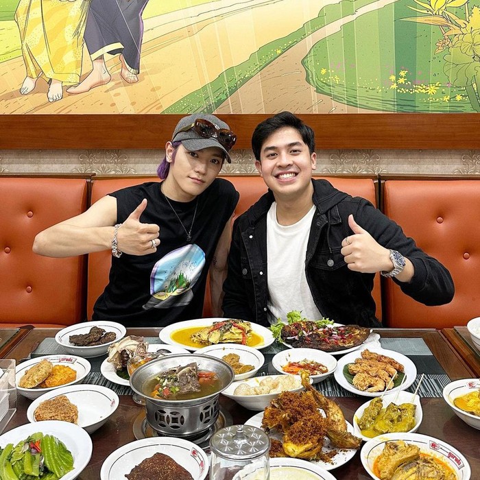 Taeyong NCT makan nasi Padang