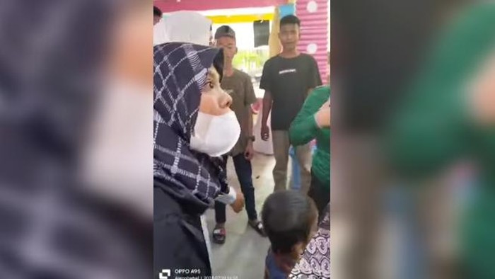 Tangkapan layar video viral wanita mendatangi pesta pernikahan suaminya di Asahan