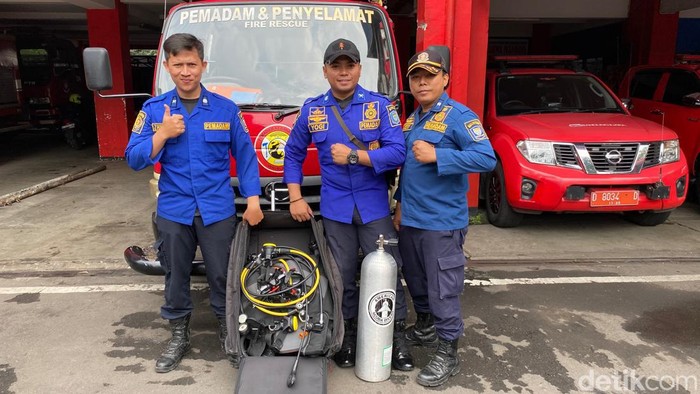 Tim Rescue Diskar PB Kota Bandung yang lakukan penyelaman untuk evakuasi skateboard yang jatuh ke kolam