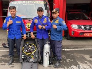 Cerita Diskar Bandung, Pakai Alat Selam Evakuasi Skateboard Nyemplung ke Kolam