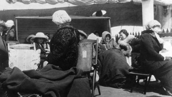 Pada pukul 2:20 pagi, Titanic telah sepenuhnya tenggelam, patah menjadi dua bagian. Sekitar dua jam kemudian kapal lain bernama Carpathia, datang untuk menyelamatkan penumpang. Ini adalah orang-orang yang selamat. Foto: Easy Voyage