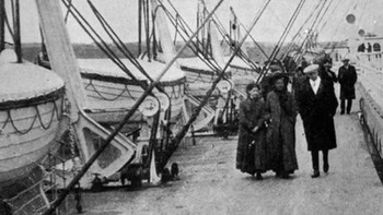 Pada foto ini, tampak penumpang berjalan di atas Titanic di sebelah sekoci, tidak lama sebelum mereka tenggelam karena menabrak gunung es pada April 1912 alias lebih dari seabad silam. Foto: Easy Voyage