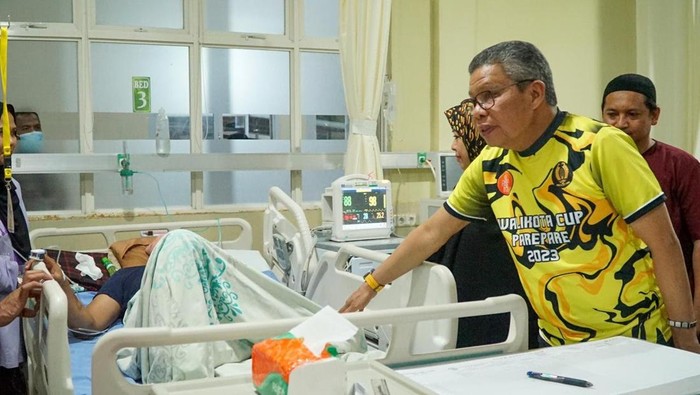 Wali Kota Parepare, Taufan Pawe saat mengunjungi salah satu suporter yang terluka imbas ricuh di Stadion BJ Habibie.